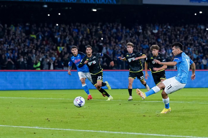 NAPLES, ITALY - NOVEMBER 08: Hirving Lozano of Napoli celebrates with teammtes after scoring the first goal of Napoli during the Serie A match between SSC Napoli and Empoli FC at Stadio Diego Armando Maradona on November 08, 2022 in Naples, Italy. (Photo by SSC NAPOLI/SSC NAPOLI via Getty Images)