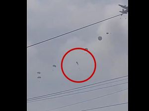 Video Saat Parasut Prajurit TNI Tak Mengembang, Terjun dari 1.600 Kaki Video Saat Parasut Prajurit TNI Tak Mengembang, Terjun dari 1.600 Kaki