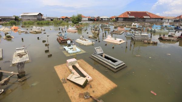 Pemakaman di Indramayu Terendam Banjir Rob Gegara Gerhana Bulan