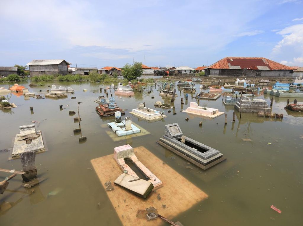 Pemakaman di Indramayu Terendam Banjir Rob Gegara Gerhana Bulan