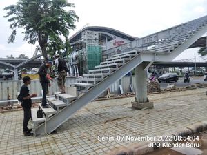 Progres JPO Klender Baru: Tangga hingga Atap Dipasang