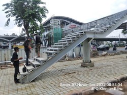 Progres JPO Klender Baru: Tangga hingga Atap Dipasang