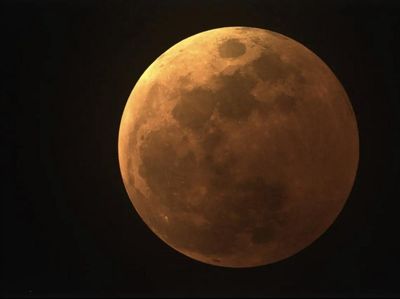 Penampakan Gerhana Bulan Total di Sejumlah Wilayah Indonesia