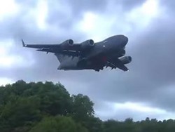 Gede Banget! Ini Boeing C-17 Globemaster Tentara AS yang Melintas di Langit Bali