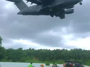 Detik-detik Pesawat Raksasa dari Amerika Mendarat di Bali, Bikin Kaget! Detik-detik Pesawat Raksasa dari Amerika Mendarat di Bali, Bikin Kaget!