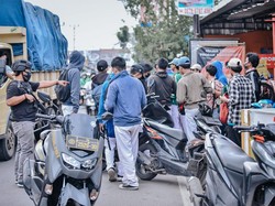 Patroli Cegah Tawuran di Jakbar, Polisi Geledah Tas Siswa Pulang Sekolah
