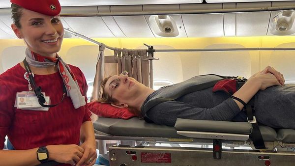 Potret Manusia Tertinggi di Dunia Saat Pertama Kali Naik Pesawat