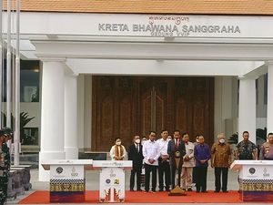 Jokowi Bertolak ke Kamboja Usai Resmikan Gedung VVIP Bandara Ngurah Rai Jokowi Bertolak ke Kamboja Usai Resmikan Gedung VVIP Bandara Ngurah Rai
