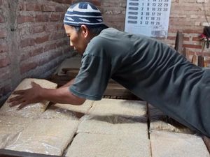 Siap-siap Harga Kedelai Tinggi, Produsen Tempe Ini Kencangkan Ikat Pinggang Siap-siap Harga Kedelai Tinggi, Produsen Tempe Ini Kencangkan Ikat Pinggang