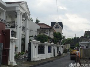 Jalan Depan Rumah Erina Gudono Diaspal Jelang Pernikahan, Pakai Duit Siapa?