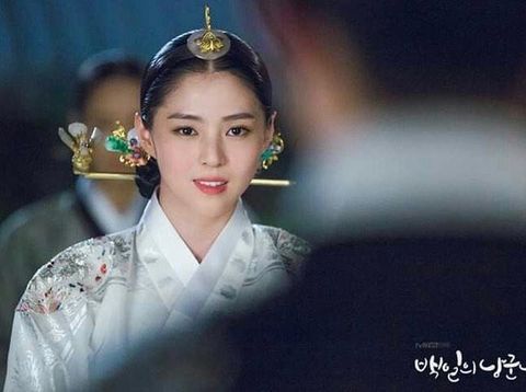 Punya visual cantik dan unik, Han So Hee juga pernah berperan sebagai Putri Mahkota dalam drama 100 Days My Prince. Netizen sampai lupa dengan karakter antagonis Han So Hee dalam drama ini karena sudah tersihir dengan kecantikkannya / foto: tvN Drama