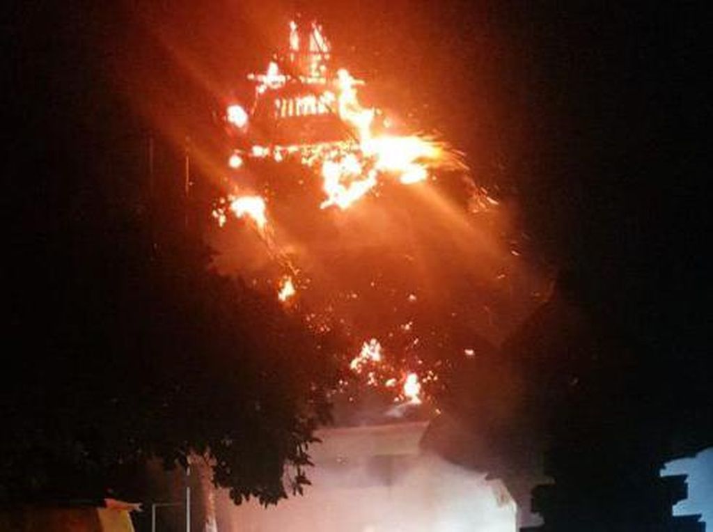 Kerugian Kebakaran Pura Uluwatu gegara Tersambar Petir Capai Rp200 Juta