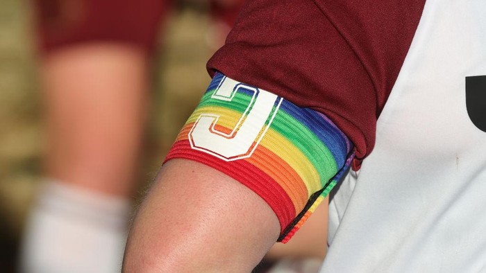 rainbow armband ban kapten lgbt NORTHAMPTON, ENGLAND - OCTOBER 30: Northampton Town captain Jax Speed wears a rainbow armband during the East Midlands Womens Regional Football League Division One South match between Northampton Town Development and Kettering Town at Moulton College on October 30, 2022 in Northampton, England. (Photo by Pete Norton/Getty Images)