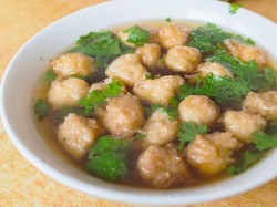 Resep Bola-bola Ayam Goreng Berkuah Kaldu Gurih, Cocok untuk Makan Malam