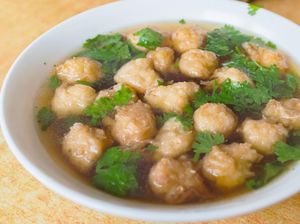 Resep Bola-bola Ayam Goreng Berkuah Kaldu Gurih, Cocok untuk Makan Malam Resep Bola-bola Ayam Goreng Berkuah Kaldu Gurih, Cocok untuk Makan Malam