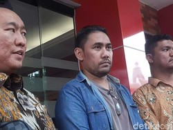 Pesinetron Laporkan Perusahaan Ojol Gegara Foto Dipajang di Billboard Tanpa Izin