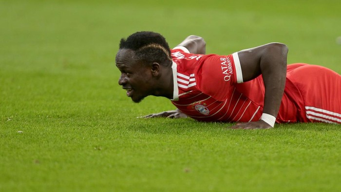 MUNICH, GERMANY - NOVEMBER 08: Sadio Mane of Bayern Muenchen ,Looks on,on the ground during the Bundesliga match between FC Bayern München and SV Werder Bremen at Allianz Arena on November 8, 2022 in Munich, Germany. (Photo by Harry Langer/DeFodi Images via Getty Images)
