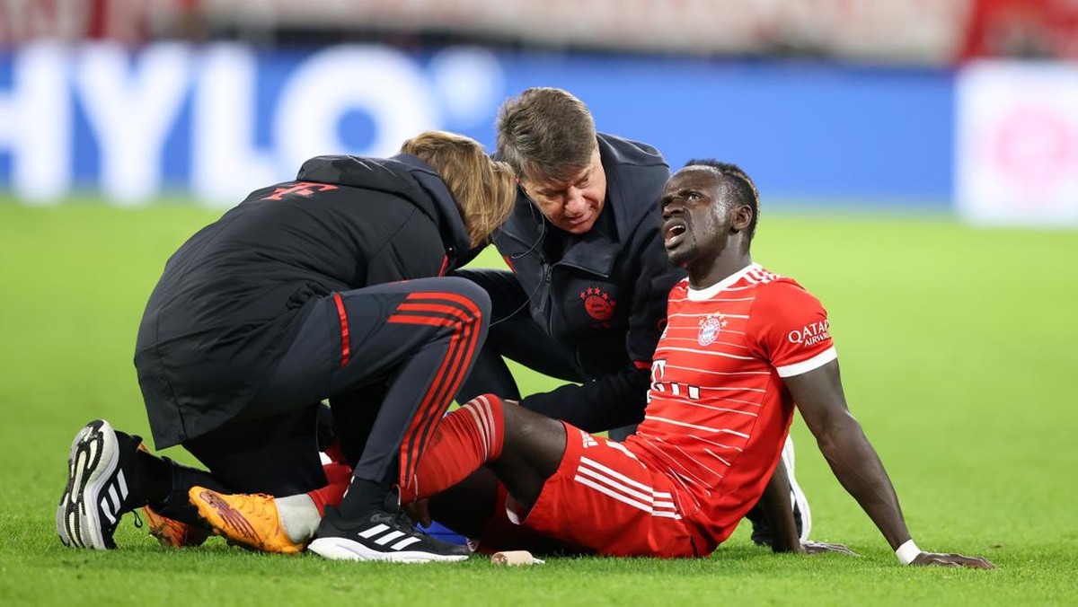 Sadio Mane cedera di laga Bayern Munich vs Werder Bremen. (Foto: Stefan Matzke - sampics/Corbis via Getty Images)
