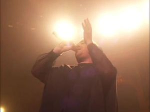 Viral Gaya Sam Smith Manggung Pakai Baju yang Disebut Netizen Mirip Gamis