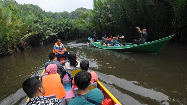 Serunya Menyusuri Sungai di Pegunungan Karst Rammang-Rammang Maros