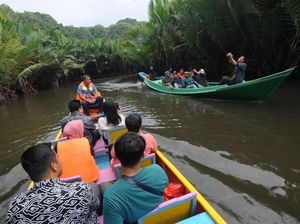 Serunya Menyusuri Sungai di Pegunungan Karst Rammang-Rammang Maros Serunya Menyusuri Sungai di Pegunungan Karst Rammang-Rammang Maros