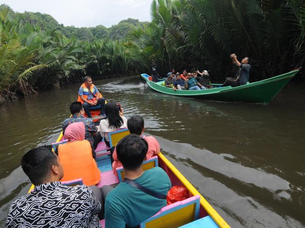 Serunya Menyusuri Sungai di Pegunungan Karst Rammang-Rammang Maros
