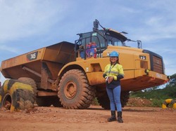 Yuk Kenalan dengan Srikandi Operator Alat Berat Tambang Emas di Banyuwangi