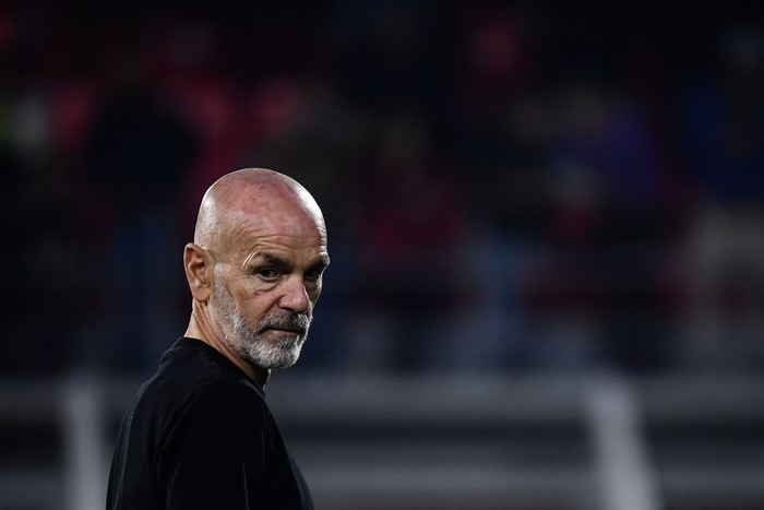 AC Milans Italian coach Stefano Pioli looks on prior to the Italian Serie A football match between Cremonese and AC Milan on November 8, 2022 at the Giovanni-Zini stadium in Cremona. (Photo by Filippo MONTEFORTE / AFP) (Photo by FILIPPO MONTEFORTE/AFP via Getty Images)
