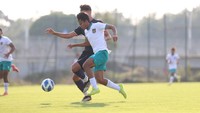 Laga sengit dijalani Alfriyanto Nico cs dalam laga uji coba teranyar Timnas U-20. Foto: Dok. PSSI