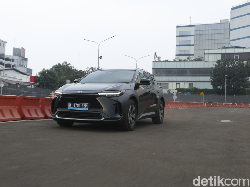 First Drive Toyota bZ4X: Lebih Menarik Ketimbang Ioniq?