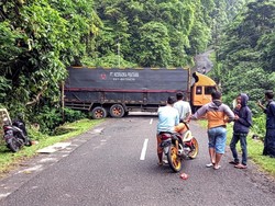 Truk Kontainer Parkir di Tanjakan Ekstrem Cisarakan Sukabumi, Kok Bisa?