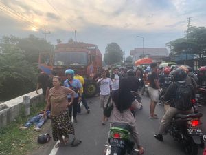 Tronton Seruduk 3 Motor di Mojokerto gegara Ban Pecah, 1 Tewas-2 Luka Tronton Seruduk 3 Motor di Mojokerto gegara Ban Pecah, 1 Tewas-2 Luka