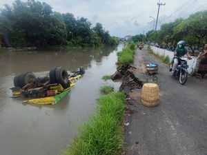 Truk Muat Tanah 7 Ton untuk Uruk Makam Tercebur Sungai di Sidoarjo Truk Muat Tanah 7 Ton untuk Uruk Makam Tercebur Sungai di Sidoarjo