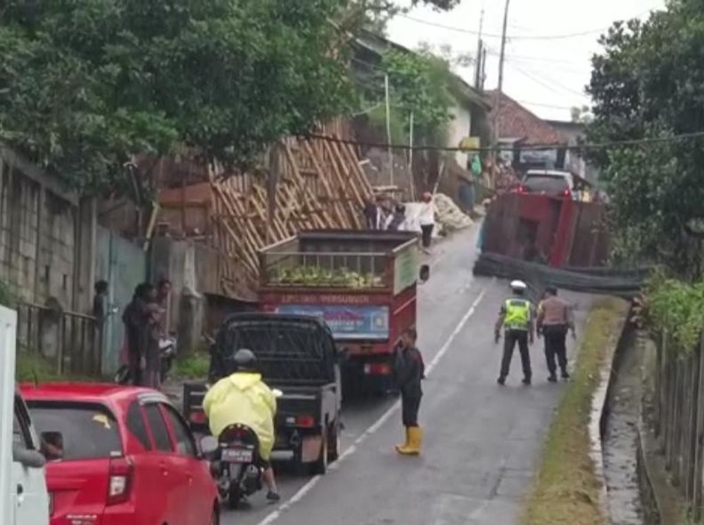 Truk Muatan Besi Terguling di Cijeruk Bogor, Lalu Lintas Macet