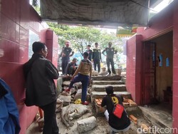 Tertutup Revitalisasi Trotoar, Depan Pintu SDN 1 Pocin Diberi Tangga