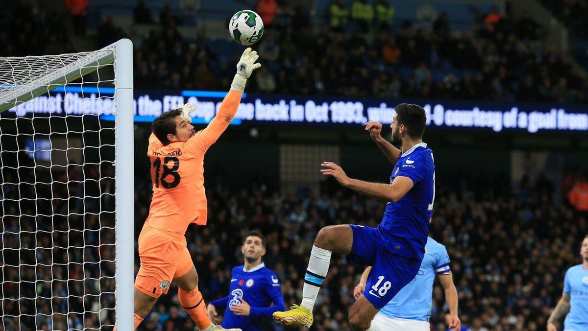 Stefan Ortega tampil apik kalah Manchester City menang atas Chelsea (Foto: AFP via Getty Images/LINDSEY PARNABY)