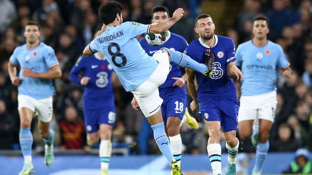 MANCHESTER, ENGLAND - NOVEMBER 09: Ilkay Gundogan of Manchester City battles for possession with Mateo Kovacic of Chelsea during the Carabao Cup Third Round match between Manchester City and Chelsea at Etihad Stadium on November 09, 2022 in Manchester, England. (Photo by Jan Kruger/Getty Images)