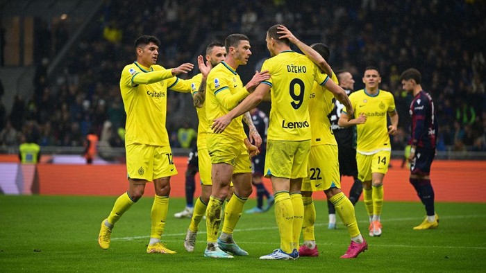 MILAN, ITALY - NOVEMBER 09:  Robin Gosens of FC Internazionale celebrtes with team-mates after scoring the goal during the Serie A match between FC Internazionale and Bologna FC at Stadio Giuseppe Meazza on November 09, 2022 in Milan, Italy . (Photo by Mattia Ozbot - Inter/Inter via Getty Images)