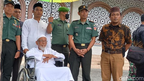 Momen Abu Bakar Baasyir Ikut Upacara Hari Pahlawan di Ponpes Ngruki