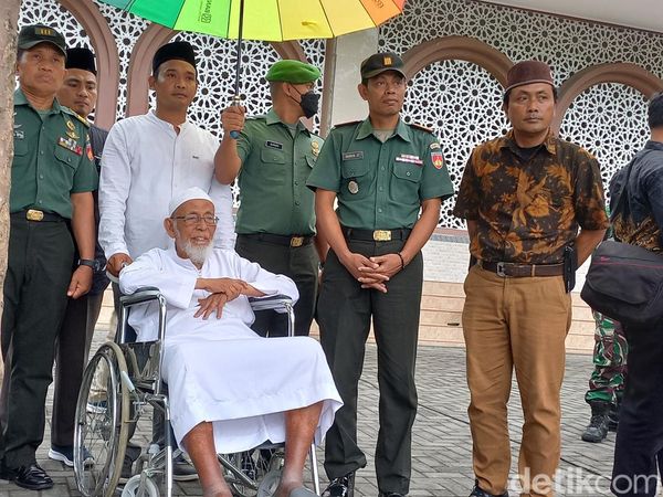 Momen Abu Bakar Baasyir Ikut Upacara Hari Pahlawan di Ponpes Ngruki