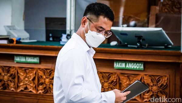 AKP Irfan Tenteng Buku Hitam di Sidang Kasus Pembunuhan Yosua