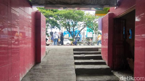 Kondisi SDN Pocin 1 Depok Tertutup Trotoar, Kini Dibikin Tangga