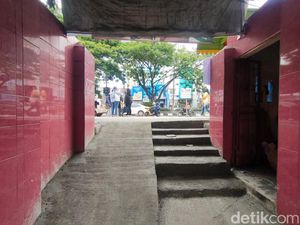 Kondisi SDN Pocin 1 Depok Tertutup Trotoar, Kini Dibikin Tangga