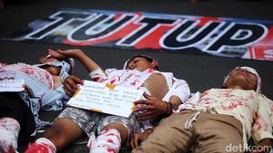 Tolak Mafia Tambang, Warga NTB Gelar Aksi Teatrikal di Patung Kuda
