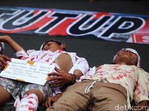 Tolak Mafia Tambang, Warga NTB Gelar Aksi Teatrikal di Patung Kuda Tolak Mafia Tambang, Warga NTB Gelar Aksi Teatrikal di Patung Kuda