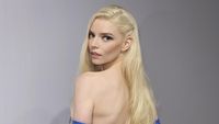 Anya Taylor-Joy Cakep Abis Pamer Pundak