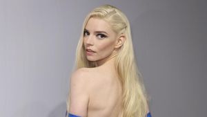 Anya Taylor-Joy Cakep Abis Pamer Pundak