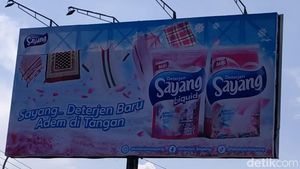 Jreng! Gambar CD-Bra di Baliho Detergen Pekalongan Berganti Sarung-Sajadah