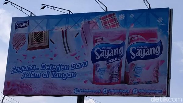 Jreng! Gambar CD-Bra di Baliho Detergen Pekalongan Berganti Sarung-Sajadah