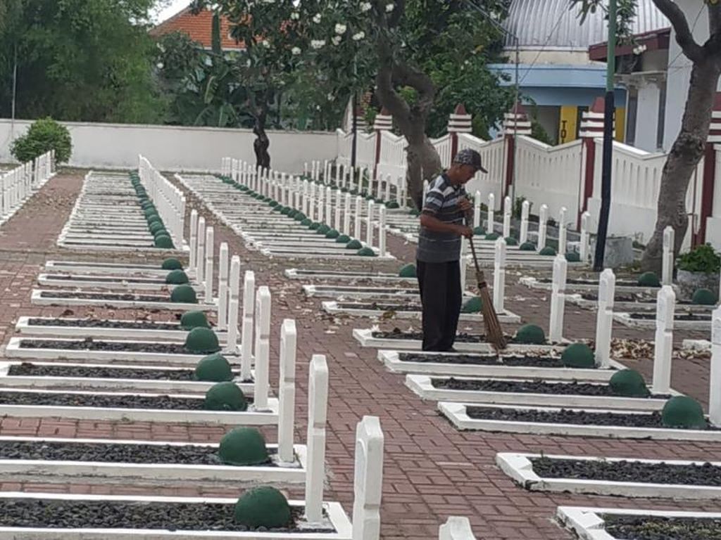 Kisah Pahlawan yang Terlupakan: Yasin, Tukang Sapu TMP Pasuruan Kisah Pahlawan yang Terlupakan: Yasin, Tukang Sapu TMP Pasuruan